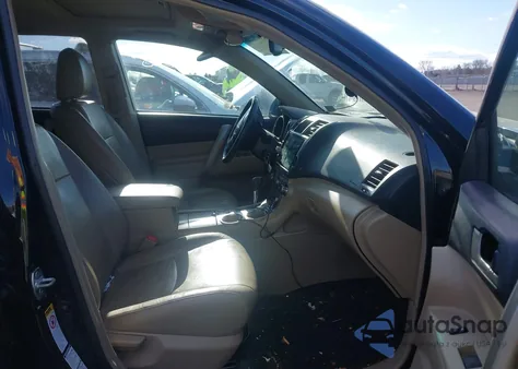 2013 Toyota Highlander Se V6 z USA, uszkodzony, nr VIN 5TDBK3EH3DS200165